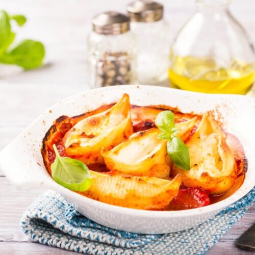 Conchiglionis farcis au thon et au fromage de chèvre présentés dans un plat blanc sur une table