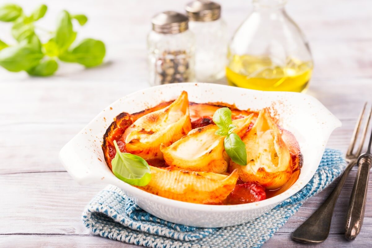 Conchiglionis farcis au thon et au fromage de chèvre présentés dans un plat blanc sur une table