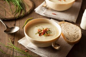 Crème d'endives présentée dans un bol à soupe sur une table rustique