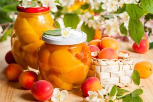 Bocaux de fruits d'été abricots et pêches
