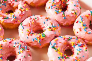 Donuts façon Homer Simpson avec leur glaçage rose et les paillettes de couleur