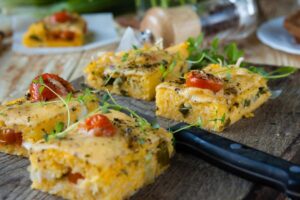 Bouchées de polenta, tomates cerises, mozzarella et basilic