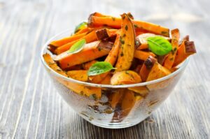 Potatoes de Patates Douces dans un bol avec des herbes