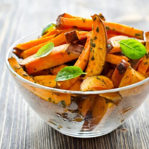 Potatoes de Patates Douces dans un bol avec des herbes