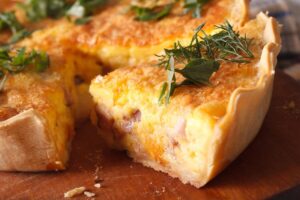 Quiche lorraine traditionnelle présentée coupée en part