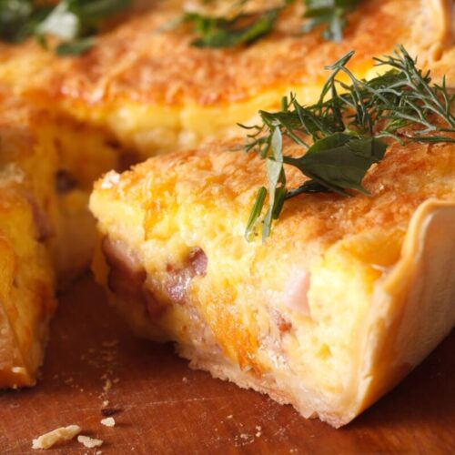 Quiche lorraine traditionnelle présentée coupée en part