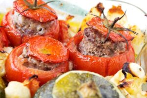 Tomates farcies préparées au thermomix présentées dans un plat à gratin, bien dorées