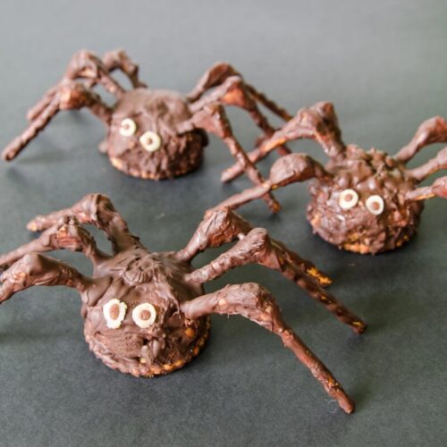 Araignées d'halloween au chocolat à base de riz soufflé et de guimauve