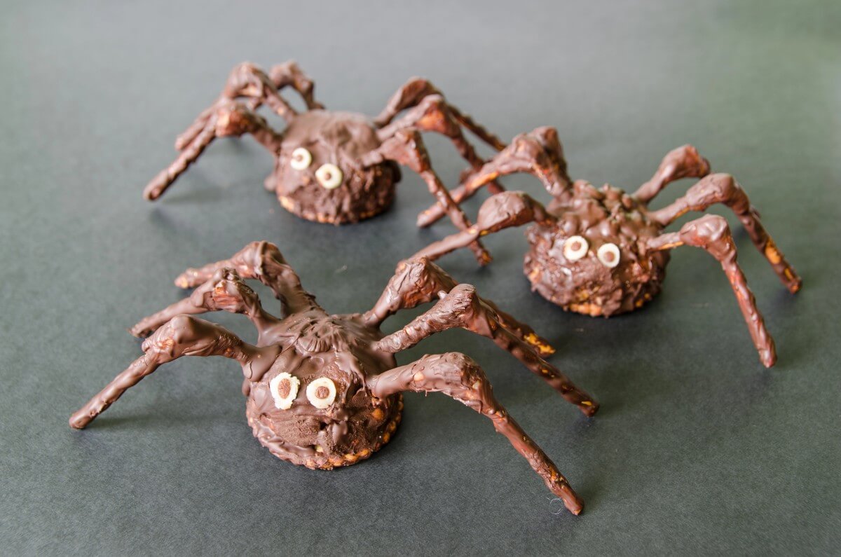Araignées d'halloween au chocolat à base de riz soufflé et de guimauve