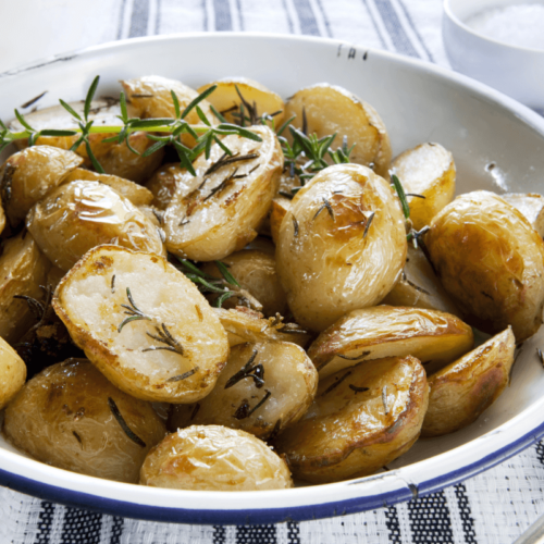 Pommes de terre grenaille rôties au four et servies avec des herbes fraîches