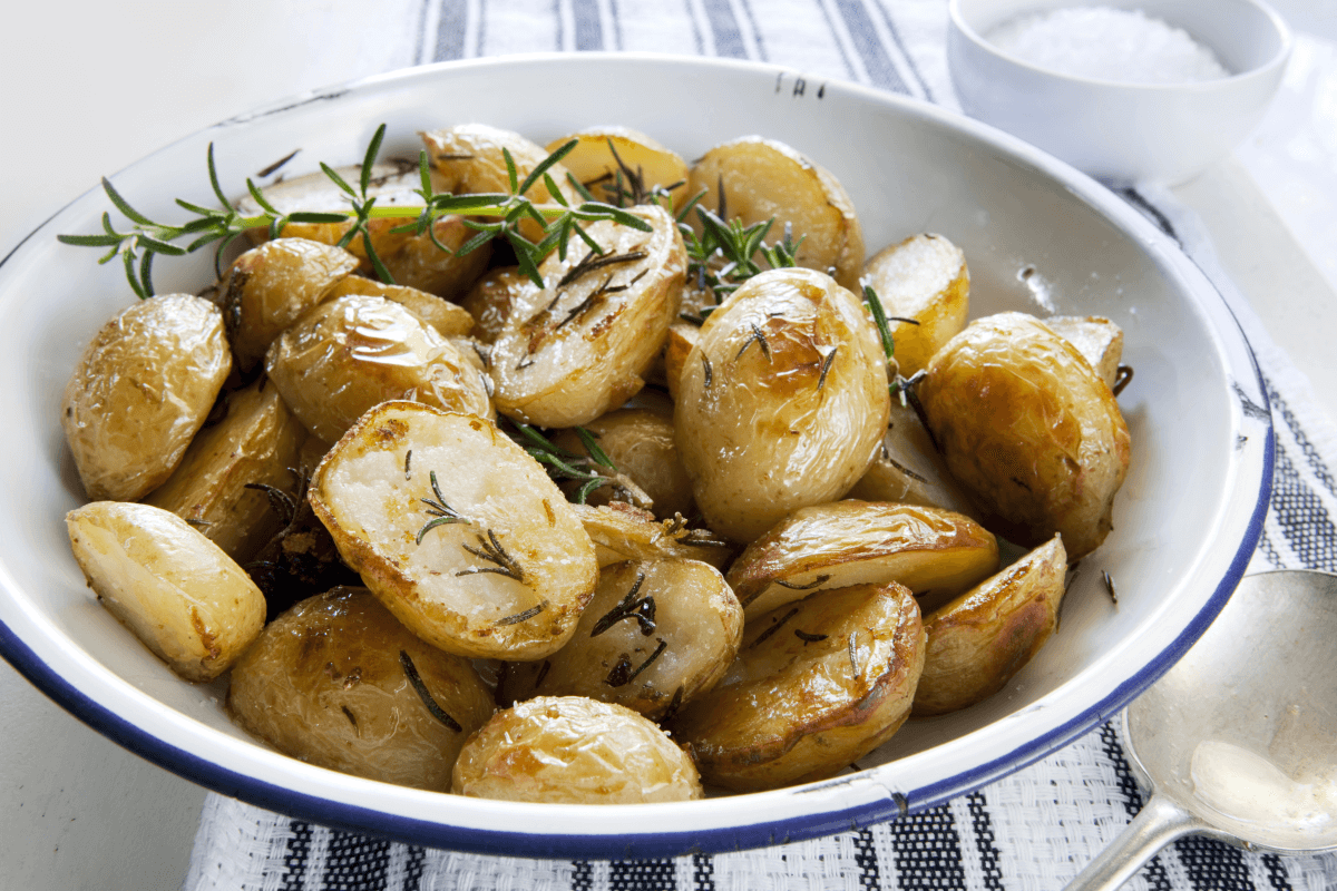 Pommes de terre grenaille rôties au four et servies avec des herbes fraîches