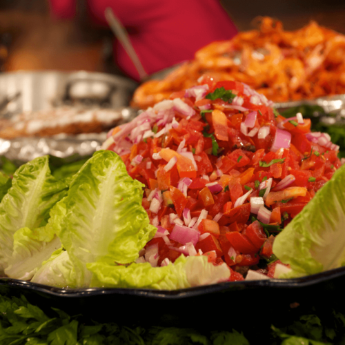 Salade marocaine aux légumes, tomates cocombre , oignons servie dans des feuilles de salade