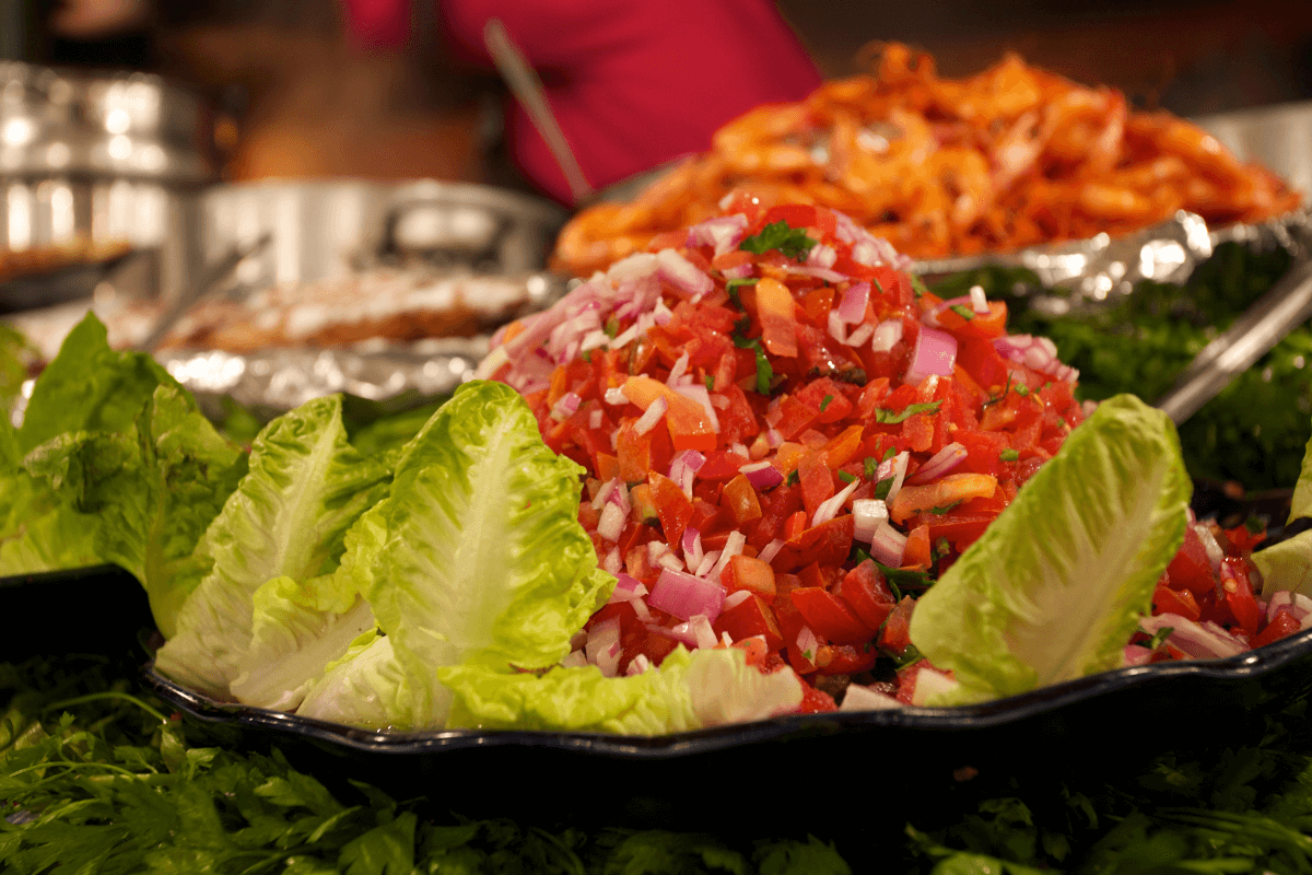 Salade marocaine aux légumes, tomates cocombre , oignons servie dans des feuilles de salade