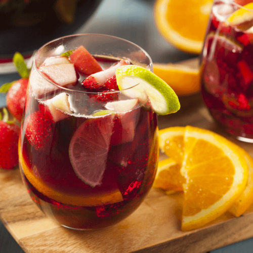 Sangria Don Simon maison, cocktail espagnol avec des fruits et du vin