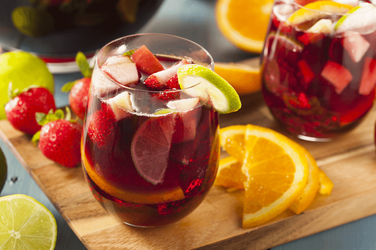 Sangria Don Simon maison, cocktail espagnol avec des fruits et du vin