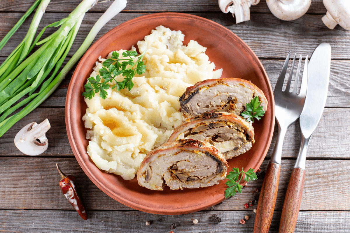 Ballotine de poulet au jambon et aux champignons de paris
