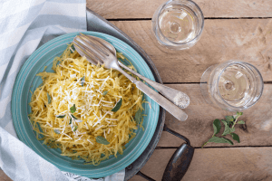 Courge spaghetti au parmesan et au basilic