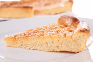 Tarte au sucre présentée en part sur une assiette blanche