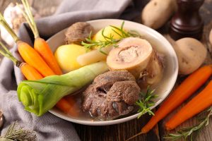 pot au feu traditionnel français avec son os à moelle