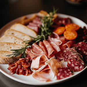 assiette de charcuterie pour accompagner la raclette