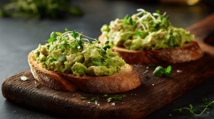 Délice à l avocat et au thon, toasts avec un mélange de thon et d'avocat