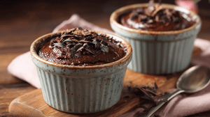 Mousse au chocolat noir intense dans des ramequins avec des copeaux de chocolat au dessus