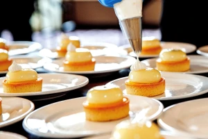 plat gastronomique, desserts de grands restaurants dressés avec une poche à douille, technique culinaire en France et à l'étranger