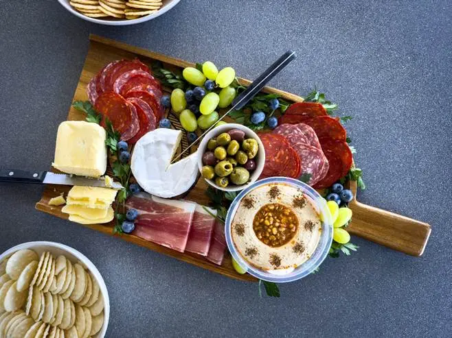 plateau de fromages variés pour un apéritif dinatoire ou une dégustation acompagné de vin