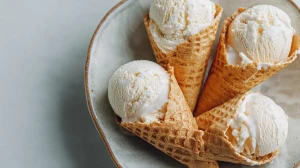 cones pour des glaces artisanales à la vanille, dans une assiette