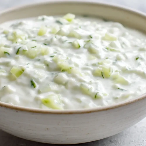 raita traditionnel, sauce au concombre et au yaourt typique de l'Inde