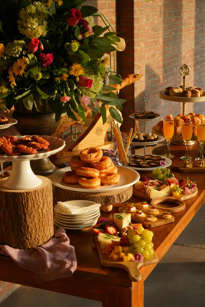 Table de brunch avec plein d'ingrédients délicieux