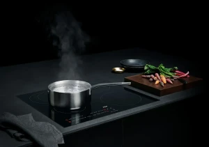 Plaque à induction avec une casserole avec des aliments à cuire