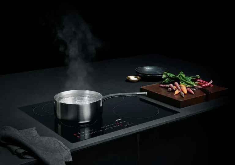 Plaque à induction avec une casserole avec des aliments à cuire