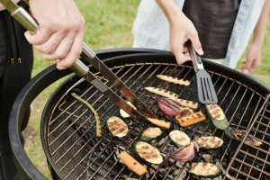 barbecue avec des légumes grillés