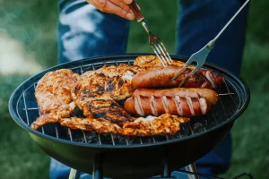 Viande pour barbecue bien grillée dans le jardin pour un bon repas entres amis
